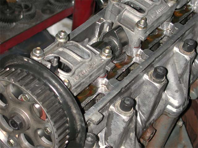 Двигатель ВАЗ 2114 со снятой клапанной крышкой