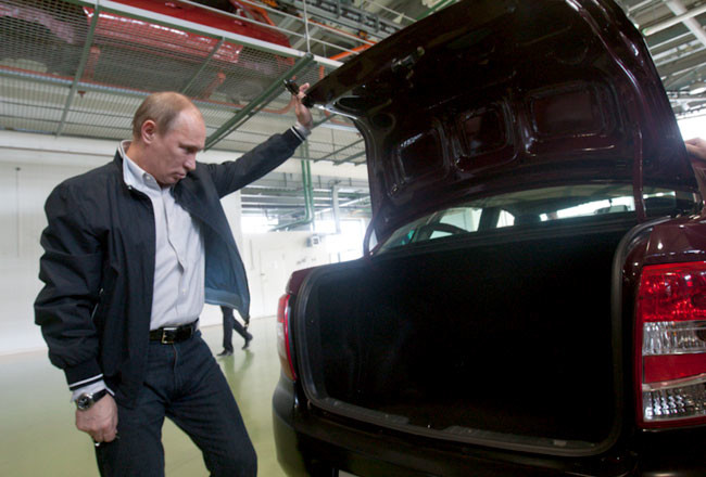 Владимир Путин осматривает багажник автомобиля Лада Гранта Седан