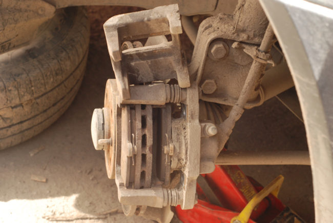 Тормозной диск переднего колеса в Лада Калине со снятым суппортом