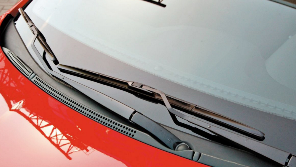 Почему скрипят дворники по стеклу автомобиля